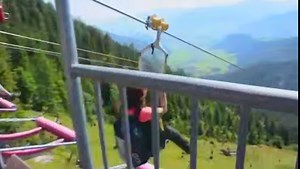 Ihr Lieben 💙 Was euch erwartet: - 2,5 km Flugbahn - 2 Sektionen - 4 parallel gespannte Stahlseile - 700 m Höhenunterschied - 65 - 115 km/h im Gleitflug bis zu 161m über dem Boden Mit wem würdet ihr denn am liebsten im Sommer fliegen? Markiert die Person doch in den Kommentaren ♥️ Bis Bald und Fly like an eagle ✈️ 💙 | Zipline Stoderzinken