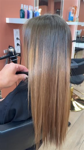 Coiffeur , coloriste , expert blond , lissage & soin on Instagram: "✨ NOUVEAUTÉ AU SALON : LE LISSAGE BRÉSILIEN SUR-MESURE ✨ Enfin un lissage qui s’adapte à TOUS les types de cheveux 😍 Fins, épais, bouclés, colorés, sensibilisés… chacun a désormais son lissage personnalisé. ✔️ Plus besoin d’attendre 48 ou 72h ➡️ Le lissage est rincé le jour même ✔️ Possibilité de faire uniquement les racines ✔️ Nouvelle grille tarifaire spéciale entretien entre 3 à 5 mois Et ici, pas de triche 👇 👉 Avant / Apr