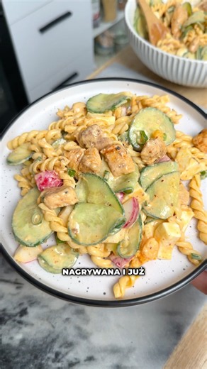 Chicken, pasta, and cucumber salad—see for yourself what else is in it! Super delicious 💪