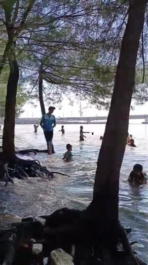 Weekend, Renang di pantai kenjeran #kenjeran #kenjeransurabaya #weekend #liburankeluarga