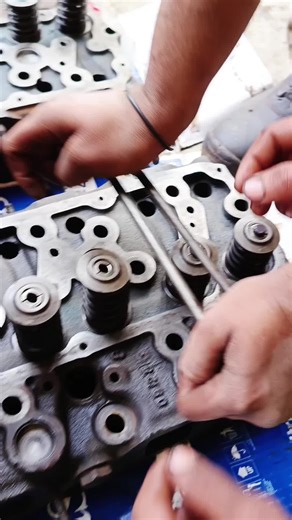 Valve Spring Lock Installation | Precision Engine Assembly This video shows the correct valve spring lock installation process during engine assembly. Valve spring locks play a critical role in securing the valve system and ensuring smooth engine performance. Perfect for mechanics, engine rebuilders, and automotive workshop professionals. #ValveSpringLock #EngineAssembly #EngineRebuild #AutoMechanic #shorts