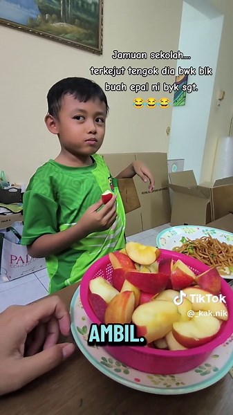 Momen Jamuan Akhir Tahun: Angah Bawa Balik Epal Banyak!