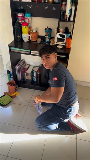 Max Raven 🧢🫡 on Instagram: "[🤨] Me salen tantos videos así que ya quise hacer uno con mi mejor inglés jaja . . . 📹: @ivannoverola #boys #parati #humor #gay #comedia"