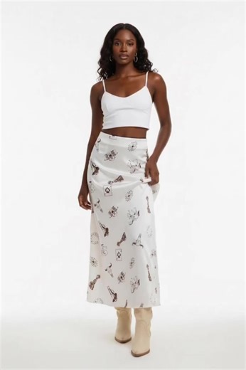 Quand le western rencontre l'élégance urbaine 🤠🖤 Esprit Sauvage assumé 🌵 Cette jupe western Black-Coat, c'est ton côté rebelle qui s'exprime avec style. Audacieuse, élégante, indomptable. 💫 Style western moderne 🖤 Coupe longue affirmée ✨ Qualité premium accessible 🌸 Du rodéo urbain au rooftop Libère ton esprit sauvage. Black-Coat - Mode féminine tendance accessible EspritSauvage #JupeWestern #BlackCoat #ModeFéminine #StyleWestern #JupeLongue