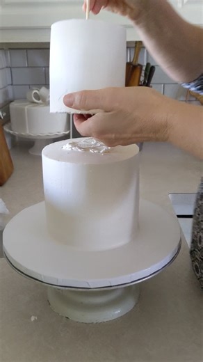 2 tier cake process #apieceofcakebydolores #dallastx #rockwalltx #heathtx #homebakery #rockwallsmallbusiness #fatetx #cakedecorating #cakereels #smallbusiness #rockwallcakes | A Piece of Cake