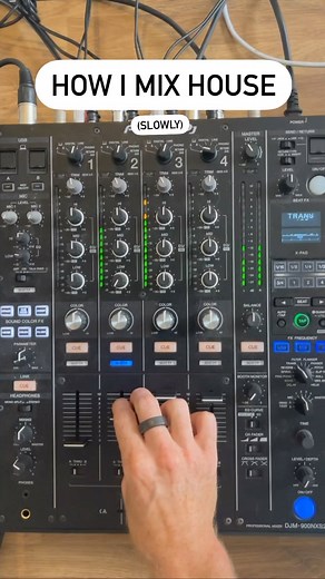 Phil Harris - House DJ and Producer on Instagram: "How I mix house slowly! #howtodj #howtomix #djtips"