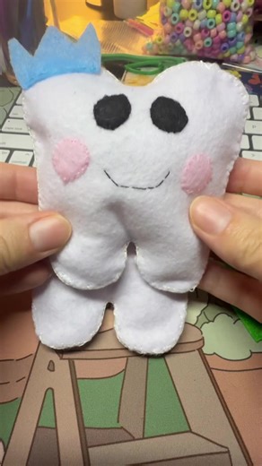 Tooth fairy pillows!! DIY felt pillows with a pocket to put a tooth for the tooth fairy to come and leave money in the little pocket. Basic tooth pattern used for the tooth shape and I freehanded the other details. #feltcraft #felt #diyproject #crafts #toothfairy