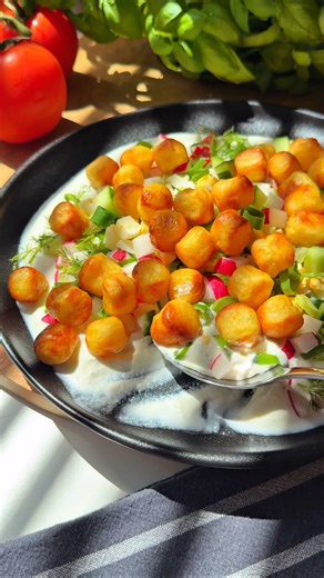 Caroline Winnefeld on Instagram: "Crispy Gnocchi Bowl => eine Portion hat: 533 Kcal - 53g KH - 38g EW - 17g Fett Anzeige Zutaten (1 Portion): - 150g Kartoffel-Gnocchi (Kühltheke) - 80g Gurke - 80g Radieschen - 25g Frühlingszwiebeln - 1 Ei (gekocht) - etwas frischer Dill - etwas 2 Kcal Ölspray* => für die Creme: - 200g körniger Frischkäse - 1 Schluck Gurkenwasser - etwas Salz, etwas Pfeffer *@morenutrition.de => mit dem Code Caro bekommst Du immer den maximalen Rabatt❣️ Aktuell bekommst du bis zu