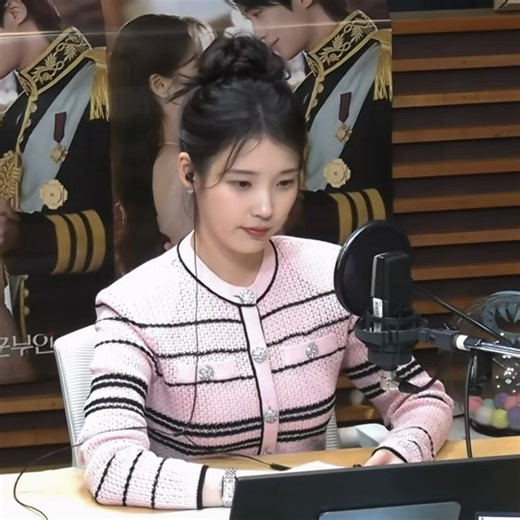 Pas ditanya apa gak capek sibuk kerja menjalani karier sebagai penyanyi dan aktris, IU bilang:“Kadang emang capek secara fisik. Tapi kalau aku nggak melakukan ini, justru itu yang lebih berat. Hidup jadi terasa nggak seru. Ada banyak kebahagiaan kecil selama prosesnya, Jadi meskipun kelihatannya aku lagi capek atau cemberut, sebenarnya hatiku tetap bahagia" Capek itu pasti, tapi gak pernah lelah untuk berproses ya IU - nim 🥹🥹🫶🏻