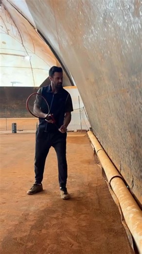 Kort Know on Instagram: "🎾 Understand the One-Handed Backhand in 3 Simple Movements 1️⃣ Flexion – Preparation Your arm folds slightly as you load the stroke. This creates the initial coil you need for a smooth backswing. 2️⃣ Abduction – Opening Up The arm moves away from the body and the shoulder goes into abduction. This gives you the wide, controlled setup that defines the one-handed backhand. 3️⃣ Extension – Reaching Through As the swing starts, the arm extends forward in a natural, long lin