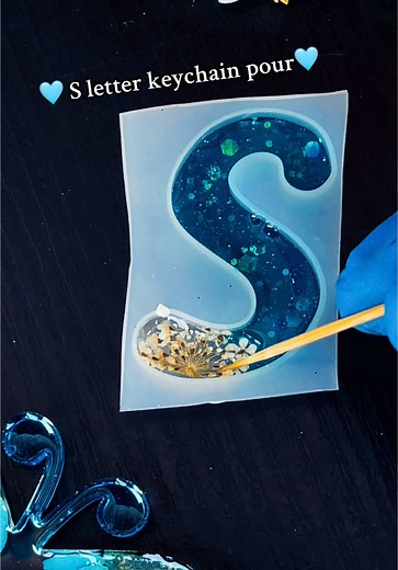 ✨S letter keychain 🩵 resin keychain pour idea #whattowatch #resinart #fyp #resinkeychains #DIY #creatorsearchinsights #resina #epoxy #satisfyingvideos