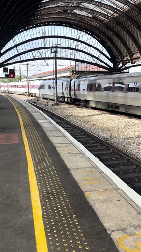 LNER Azuma arriving into York for Kings X #train #railvlogger #azuma #expresstrain #lner #class800