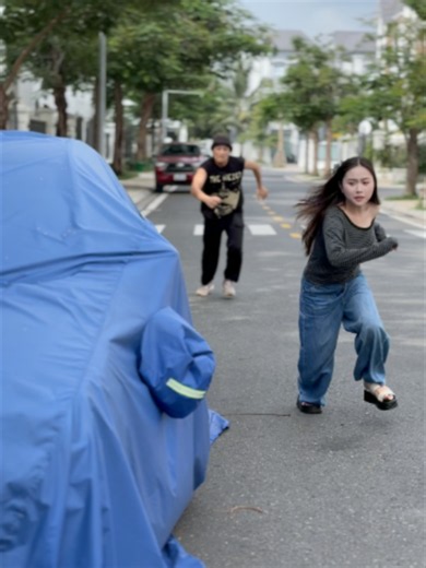 Running to return her wallet #condanguyen | Wallet