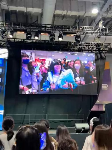 阿媽我上電視了！！這樣到底是成功了還是公開處刑🤣🤣U：you’re doing the female model cosplay www（當下有聽到female cosplay之類的但沒聽清）：（肉眼可見的大腦一片空白總之先笑）（被認出來了？欸？）（太緊張導致真的甩轆）#CONCONHONGKONG2026