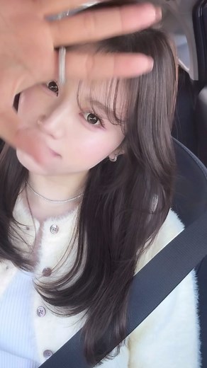 RINA on Instagram: "朝バタバタで車内メイク😂 揺れるからむずかしかったけど動画撮ってみた笑 下地にパープル仕込んでリップも合わせてみた！ら、透明感でた…💜 持ち歩いてるダルバのミストはメイク前後に使ってるんだけど 最後にかけるのとかけないのとで全然違くてずっとお気に入り🚿🤍 #grwm#makeup#dalba#ブルベ夏#ブルベ夏メイク#ダルバ"