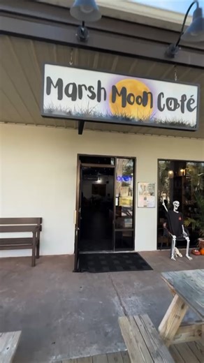 Edisto Beach Daily. Thing to to and places to explore! on Instagram: "☕✨ Do you need that warm brew kind of moment? The one where life slows down, your hands wrap around a mug, and everything just feels right 🤍 That’s exactly the vibe at Marsh Moon Café 🌙🌊 Good coffee. Easy conversations. A little browsing, a lot of charm, and that unmistakable this is my place feeling. Whether you’re fueling up for a beach day, wandering the shops, or just craving a really good cup of joe—this is the coffee 