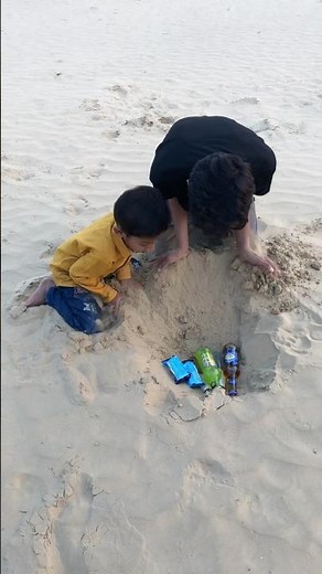 Hidding food and drink 🍸 in desert 🏜 #survival #experiment ##lifehacks #campping #shorts