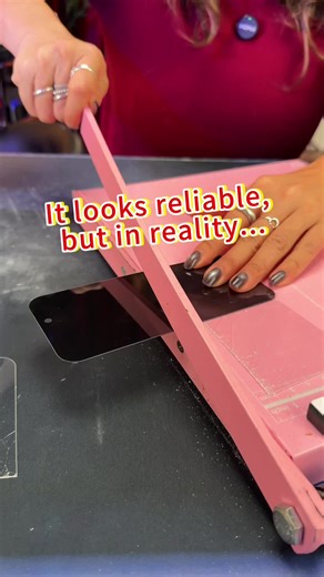 There are no fingerprints, and no more scratches. When applying a mobile phone screen protector, choose Magic John screen protector that’s been tempered twice.#MAGICJOHN #iPhone17ProMAX #iPhone17 #screenprotector #foryoupage❤️❤️