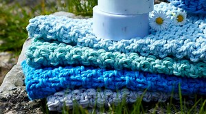 Sticka handdukar av restgarner – gratis stickmönster