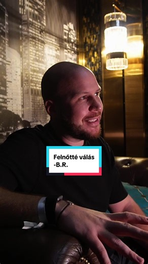 Felnőtté válás A felnőtté válás legnehezebb része, hogy a szüleid is öregednek csak ezt eddig nem vetted észre. ettől a ténytől sose féltél és ez nem hirtelen történt, csak te épp máshova néztél Engedték, hogy legyél szabad, élj, hibázz, tanulj, Menj. Valósítsd meg magad. Rajtad a hangsúly, tök természetes. De az idő senkire nem vár és erre rájönni félelmetes Nézed őket, Mosolyuk ráncokkal teli Hálás lehetsz ha anya és apa a telefont még mindig felveszi S tudod, hogy mennyi minden Amit érted tet