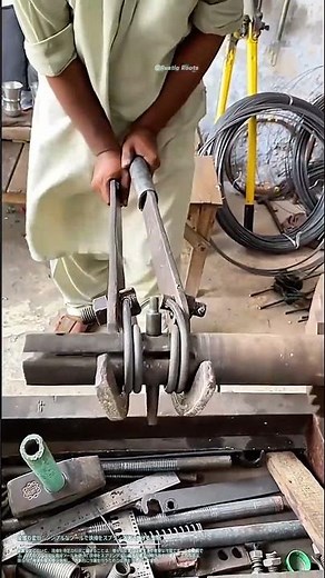 金属の変形：シンプルなツールで鉄棒をスプリング状に曲げる技術