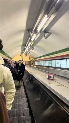 🚇✨ লন্ডন মেট্রোর চলন্ত সিঁড়ি কত বিশাল দেখুন!