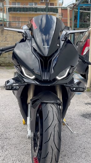 Raffaele Maddaloni on Instagram: "Finalmente la mia Dahlia ha avuto gli specchietti che meritava! I magnifici Stealth @rizoma_official ! Per una diva ci vuole una degna corona! DIY Nota bene Nel bts ho dovuto usare il trapano per far fittare le frecce Grazie a @covas_96 per le riprese e @dafer.rs per l’edit Pants @pmj_biker_jeans Shoes @falcoboots_official Shirt @sixssport Seat @tappezzeria.italia Carbon @ilmbergercarbonparts Exhaust @austinracing Windshield @mra_windshields Lights @newragecycle