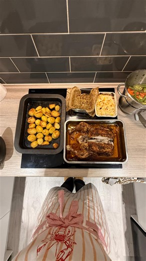 Amy-Rose on Instagram: "Unwind with me ✨ Since being off and life being a little bit slower I’ve not been enjoying my evenings as much as I’ve just been getting cabin fever and feeling like I’ve been trapped all day? As someone who is used to being out the house pretty much 6-6 / 8-6 this is something that’s been a hard pill to swallow So unwind with me whilst I romanticise a quiet slow night in🎄✨🫶🏽"