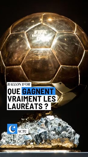 2.6K views · 32 reactions |  Ce lundi 22 septembre, au théâtre du Châtelet à Paris, le nom du Ballon d’or 2025 a été dévoilé devant un parterre de grands noms du football, à l’instar de Ronaldinho. ⚽ Si le nouveau Ballon d’or ne percevra aucune prime de l’organisation, le vainqueur pourra en revanche attirer de nouveaux sponsors. Pour en savoir plus  #FranceFootball #BallonDor #LamineYamal #OusmaneDembelé #Football #Sport | Capital | Facebook