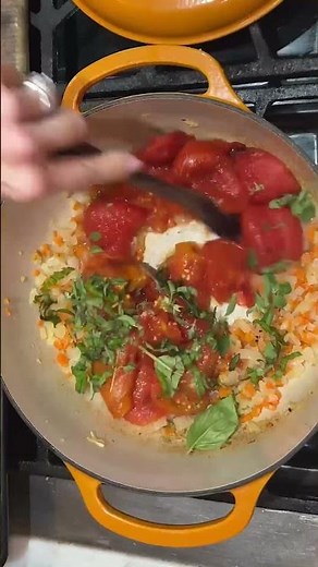 Creamy Homemade Tomato Soup 🍅 A Comfort Food Classic #recipe #tomatosoup #comfortfood #fyp