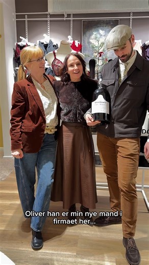 HERREAFTEN – KUN FOR MÆND 🍷👙🔥 Tirsdag d. 9. december kl. 18.00 Wunderwear by Camilla – Nørregade 13, Holstebro Vi skruer op for alt det, mænd elsker: god vin, god stemning, humor – og inspiration til årets julegave. 🍷 Vinsmagning med Oliver fra Movino Smag lækre vine og få tips til vin & hygge. 🔥 Sexolog Charlotte: “Sådan bliver du ved med at være lækker for hende” En uformel, sjov og sober snak om mandlig velvære, energi og overgangsalder 👙 Modeller i lingeri Se årets smukkeste sæt live –