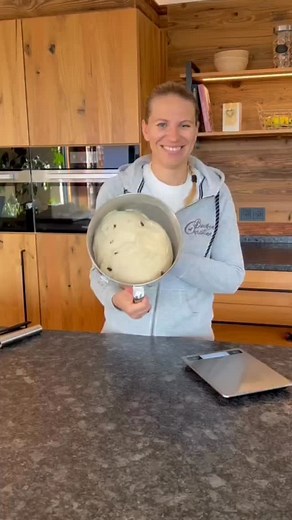 Nach dem 4er Zopf hab ich jetzt noch eine Kurzanleitung für den 6er Zopf für euch 🤩🤩 Welcher gefällt euch besser?? Ihr findet das genaue Rezept natürlich am Blog & in den Highlights unter 𝗥𝗲𝘇𝗲𝗽𝘁𝗲 ➡️ https://www.backenmitchristina.at/rezepte/allerheiligenstriezel/ ODER ➡️ kommentiere mit 𝗭𝗼𝗽𝗳 und erhalte den Link zum Rezept morgen direkt in dein Postfach Viel Freude beim Flechten 🥰 Eure Christina | Backen mit Christina