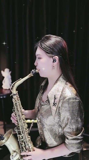 媛宝用萨克斯吹出高级感 音乐一响就让人停下来 #萨克斯音乐 #saxmusic #live演奏 #女性乐手 #shorts