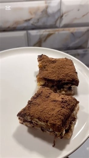 Kardelen Şen on Instagram: "Çok pratik ve aşırı lezzetli 😋 Tarif için; 👇🏻 Malzemeler; 6 yaprak milföy 2 yemek kaşığı tereyağı 1/2 çay bardağı sıvı yağ 1.5 çay bardağı ceviz kullandım isteğe bağlı fındık da eklenir Şerbeti için; 3 su bardağı süt 1 su bardağı su 1.5 su bardağı şeker 1/2 paket sıvı krema Üzeri için kakao 200 derece 35-40 dk pişirme süresi Şerbeti için şeker ve suyu bir tencerede kaynatalım altını kapatalım soğuyunca sütü ve kremayı ilave edelim tatlının ilk sıcaklığı çıkınca şer