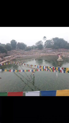 ས་ཆུ་མེ་རླུང་འབྱུང་བའི་བར་ཆད་ཀྱིས༔ sa chu mé lung jungwé barché kyi When obstacles arise in earth, water, fire and air སྒྱུ་ལུས་ཉེན་ཅིང་འཇིག་པའི་དུས་བྱུང་ཚེ༔ gyulü nyen ching jikpé dü jung tsé To threaten these illusory bodies of ours with destruction, ཡིད་གཉིས་ཐེ་ཚོམ་མེད་པར་གསོལ་བ་འདེབས༔ yinyi tetsom mepar solwa deb With no trace of doubt or hesitation we pray: ཨོ་རྒྱན་འབྱུང་བ་བཞི་ཡི་ལྷ་མོར་བཅས༔ orgyen jungwa zhi yi lhamor ché O Guru Rinpoche, with the goddesses of the four elements, འབྱུང་བ་རང