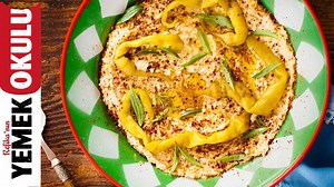 Tarifi izlemek için tıklayın > http://bit.ly/2uQXsZw Ortadoğu mutfağının en meşhur mezelerinden biridir humus. Hummus arapçada aynı zamanda nohut demektir bilenleriniz vardır. Aranızda nohut sevmeyenler var ise nohutun bu haline bayılacaklar emin olabilirsiniz. Biz humusu evde 5 dakikada pratik bir şekilde yapabileceğiniz bir hale soktuk ki yapmaya üşenenler ve korkanlarda hemen yapabilsin diye. Tahinin ve kimyonun nohutu koluna takıp endamlı endamlı yürüyüşünden sizde etkilenmeden duramayacaksı