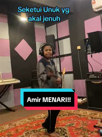 Dengan cikgu join menari..main dgn budak2 kena jadi budak2 jugak..baru geng.. #amirsisi #termojproduction #xyzabc #beranda @Termoj Production