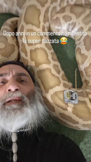 Salvatore Fortuna on Instagram: "Non ci posso credere oggi ho risentito la super cazzata che.gira da anni e anni decenni sul mondo dei rettili ! Non ve la dico aspettate e leggete i commenti che qualcuno scriverà. In caso contrario attaccatevi a tamagno 🤣 Nel video il serpente Python bivittatus morph caramel femmina Il metro E in fine io ( con la barba ) quello che parla ... #followers #serpenti #rettili #animali #tattoo"