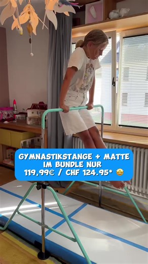 🔎 4000013: 119,99€ / CHF 124.95* Das perfekte Angebot für alle Turnmäuse! 🤸‍♀️💥 Schnappt euch jetzt dieses Power-Duo, wenn eure Kinder turnbegeistert sind oder es noch werden wollen. 😇 Die Play Factory Gymnastikstange mit passender Air Track Matte bekommt ihr jetzt zum Vorteilspreis von nur 119,99 € / CHF 124.95 bei uns. Ob Handstand, Überschlag oder neue Tricks 👉 hier wird jedes Wohnzimmer zur Turnhalle 😍 *Kaufe Play Factory Gymnastikstange (Artikelnr.: 239065) und Gymnastikmatte Air Trac