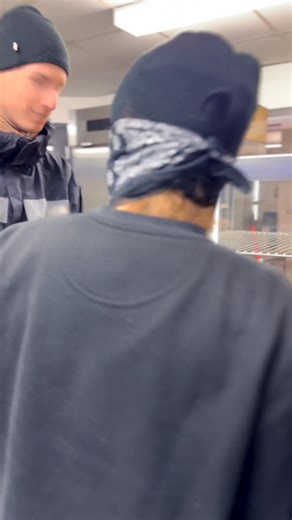 Ton auto pas barrée, c’est un buffet à volonté … La très grande majorité des vols dans les véhicules pourraient être évités si, simplement, vos portières étaient bien verrouillées. D’ailleurs, l’article 381 du CSR précise que nul ne peut laisser sans surveillance un véhicule routier dont il a la garde sans avoir préalablement enlevé la clé de contact et verrouillé les portières. Une capsule faite en collaboration avec des étudiants en techniques policières du Cégep de l'Abitibi-Témiscamingue | S
