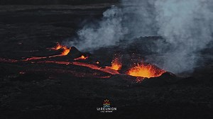 🌋Der Piton de la Fournaise auf La Réunion zeigt sich wieder einmal von seiner besten Seite: Heute zeigen wir euch die beeindruckenden Aufnahmen vom ersten Vulkanausbruch in diesem Jahr 2️⃣0️⃣2️⃣1️⃣! Mehr dazu ➡ http://bit.ly/vulkanausbruch-april-2021 🎥Lionel Ghighi / Jérôme Dhiver #LaReunion #DieIntensiveInsel #Vulkan | Insel La Reunion