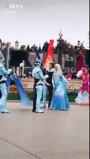 Let it go❄️ #frozen #frozen2 #disneylandparis #disneyland #disney #cosplay #disneycosplay