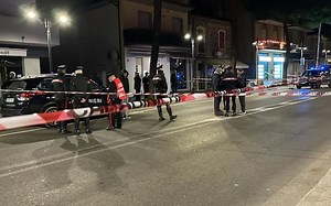 Rimini, accoltella in strada quattro persone: ucciso da un carabiniere