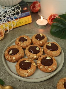 Gluten free Cookies for the win 🌿 Nutella Oats cookies Recipe 🌿 1 Cup Rolled Oats 🌿 50g soft butter (1/4 Cup) 🌿 35g sugar (3 tbsp) 🌿 1/4 tsp Vanilla extract 🌿 12g Whole Wheat flour (2 tbsp) 🌿 1/4 cup Homemade Nutella oats cookies Gluten free thumbprint cookies baking inspiration 5 ingredient recipe #oatcookies #thumbprintcookies #nutellabiscuits #bakes #5ingredients | boldbakingnation