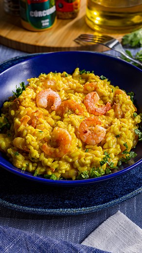 RISOTO DE CAMARÃO! Quer surpreender nessa Páscoa? Essa receita vai fazer sucesso com todos os seus familiares! O que acha? 🛒 Essa receita foi feita com: - Camarão Cinza Descascado Pré-Cozido 91/110 Swift 400g ⤵️ INGREDIENTES - 400 g de Camarão Cinza Descascado Pré-Cozido 91/110 Swift - sal e Mix de Pimentas Swift a gosto - 400 ml Caldo Culinário de Camarão Swift - 2 colheres (sopa) de azeite - 1 colher (sopa) de manteiga - 3 colheres (sopa) de Cebola Picada Swift - 3 colheres (sopa) de Tomate P