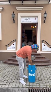 Te lody mają 90 lat i są genialne w smaku 🍦❤️✨ Kamienie Pingwin są wytwarzane od lat 30. XX wieku przez jedną rodzinę. Powstają z prostych składników: mleka, wody, cukru i jajek. Można je nabyć w lodziarni w Piotrkowie Trybunalskim przy której działa małe muzeum tych lodów 🍨 #podroze #historia #ciekawostki #ciekawemiejsca | Łódź zwana pożądaniem - przewodnik nie tylko po Łodzi
