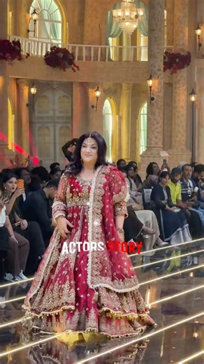 #hinadilapazeer aka Momo spotted at Kashee’s Bridal Festival. ✨