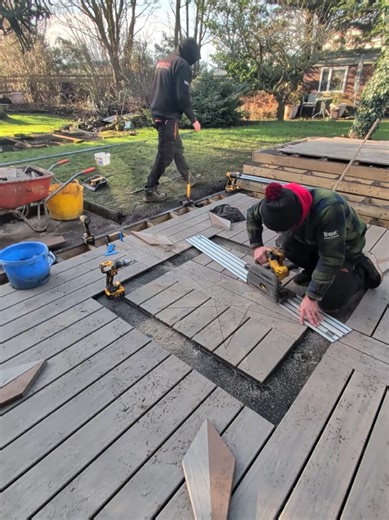 Watch us cut a star inlay into this composite decking ✴️ #compositedecking #timelapse #deckideas #gardendesign #deckinginstallation