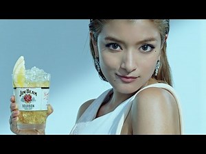 ローラが出演！「ジムビーム シトラスハイボール缶」新CM「Squeeze」編