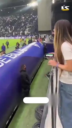 The player gave his jersey to a fan after seeing his national flag. We saw a girl in the stands pointing her national flag at the player and calling him. The player saw the flag of his country and took off his T-shirt and gave it to the girl. The fans then tried to hand the phone to the president, but he said the phone was locked. Another fan sent the password and the president took a picture of the little fan. Carlo Ancelotti also threw a piece of gum from the stands to a fan, and the fan caugh